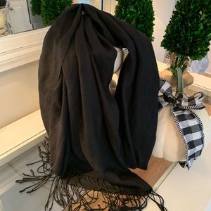 Beautiful long Black scarf! 🖤🖤